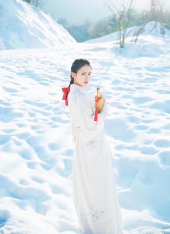 素雅古装美女冬日雪景唯美写真图片第0张