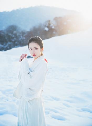 素雅古装美女冬日雪景唯美写真图片第2张