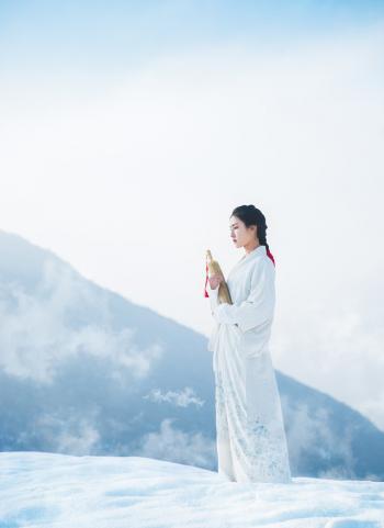 素雅古装美女冬日雪景唯美写真图片第3张