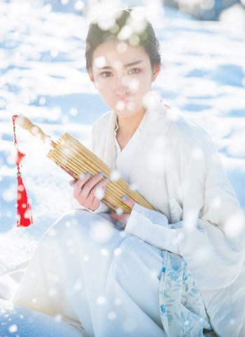素雅古装美女冬日雪景唯美写真图片第4张