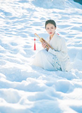 素雅古装美女冬日雪景唯美写真图片第5张