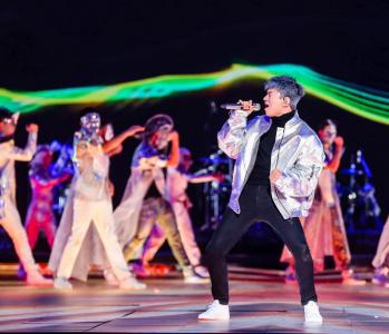 张杰黑白时尚硬照写真图片第2张