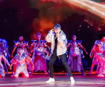 张杰黑白时尚硬照写真图片第5张