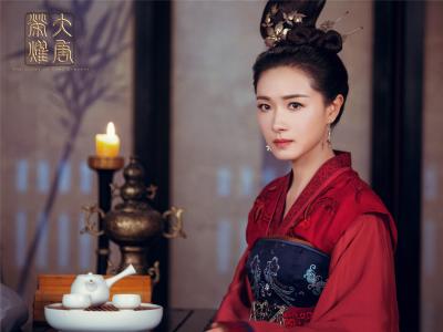 万茜OL装扮干练性感杂志写真图片第5张