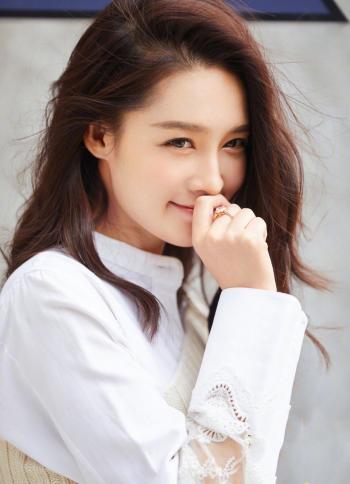 李沁最新性感街拍香肩微露写真图片第0张