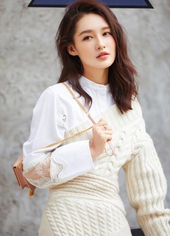 李沁最新性感街拍香肩微露写真图片第2张