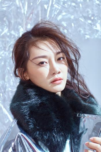高清中国内地女演员美女苗苗白衫黑裙性感写真图片第4张
