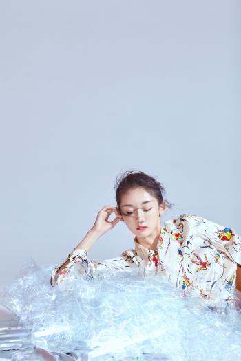 高清中国内地女演员美女苗苗白衫黑裙性感写真图片第5张