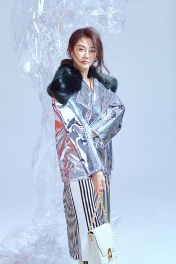 高清中国内地女演员美女苗苗白衫黑裙性感写真图片第6张