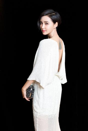 高清中国内地四川女演员二姐张歆艺性感诱惑泳池上演湿身大片第0张
