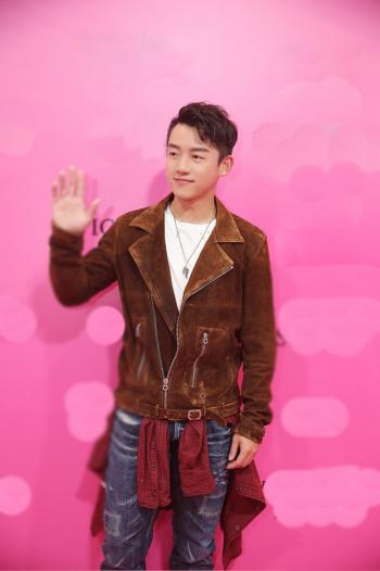 中国内地上海男演员郑恺棕色夹克帅气出席维密秀活动图片第0张