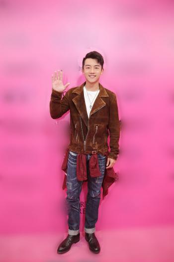 中国内地上海男演员郑恺棕色夹克帅气出席维密秀活动图片第1张
