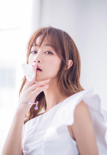 中国大陆内地女演员蓝盈莹微光杂志运动风写真图片第2张