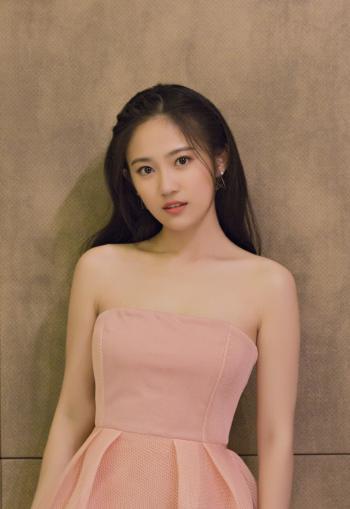 中国内地海市女演员汤梦佳清新温婉居家写真图片第2张