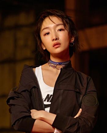 高清中国内地影视河北省石家庄女演员周冬雨青春靓丽写真高清手机壁纸第2张