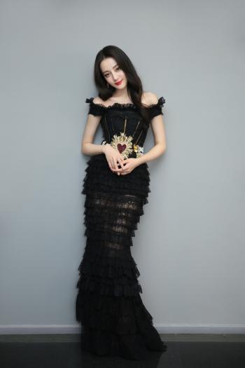 新疆乌鲁木齐美女演员迪丽热巴性感抹胸裙写真桌面壁纸第0张