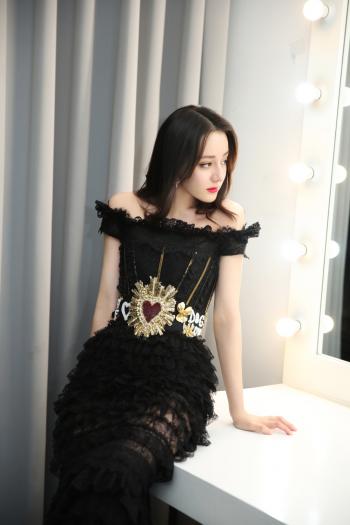 新疆乌鲁木齐美女演员迪丽热巴性感抹胸裙写真桌面壁纸第1张