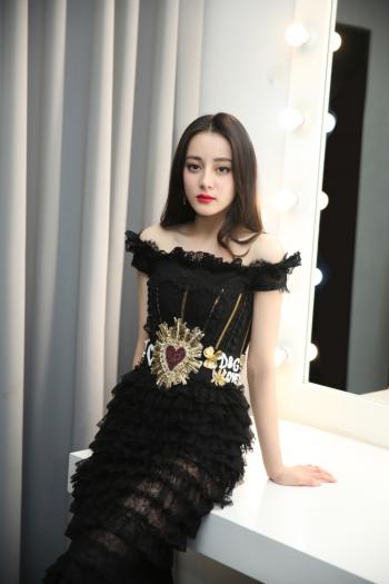 新疆乌鲁木齐美女演员迪丽热巴性感抹胸裙写真桌面壁纸第2张