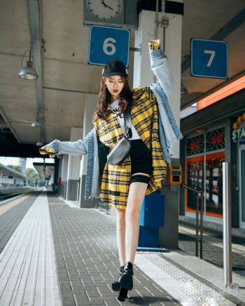 戚薇小露香肩时尚潮流街拍写真图片  戚薇图片第6张