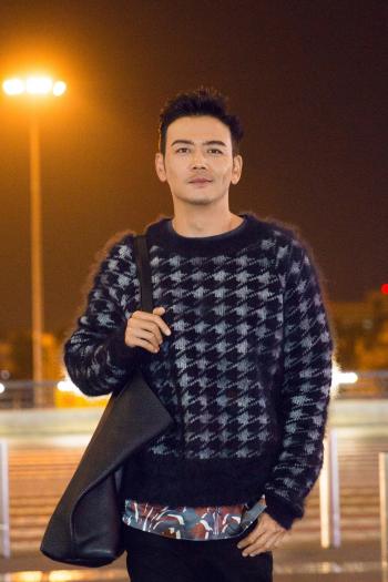 杨烁图片  杨烁与宠物狗写真图片第0张