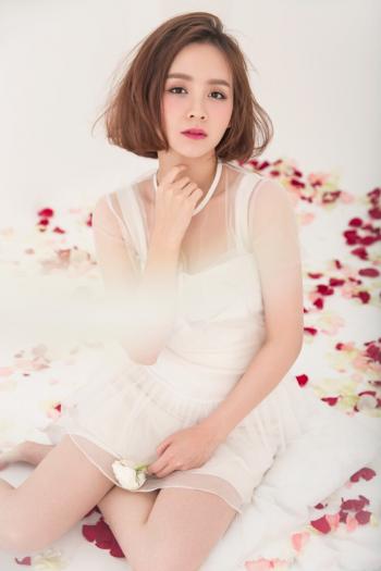 邓莎吊带白裙灵动俏皮写真图片  邓莎图片第0张