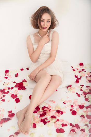 邓莎吊带白裙灵动俏皮写真图片  邓莎图片第1张