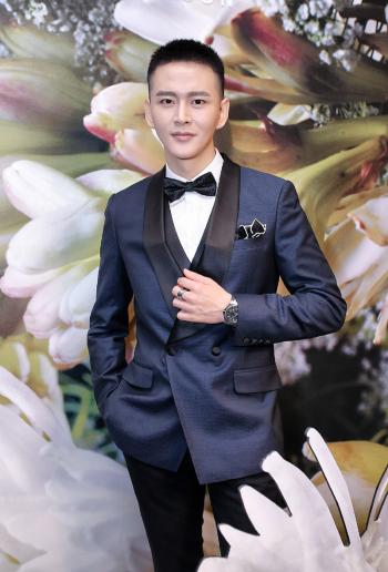 中国内地湖北省咸宁影视男演员黄宥明英俊儒雅时尚写真图片桌面壁纸第2张