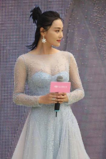 张馨予黑纱裙时尚大片性感写真图片第6张