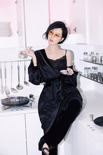 中国内地辽宁省大连女演员余男睡衣出镜冷艳性感写真图片第2张