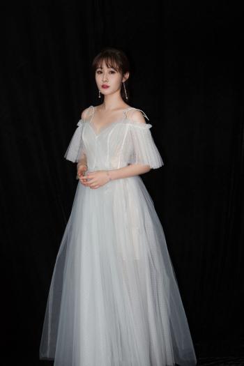 美女梁田图片 _ 第(1)张