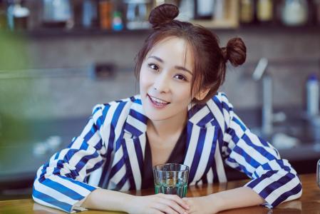 李曼优雅柔美时尚写真图片第3张