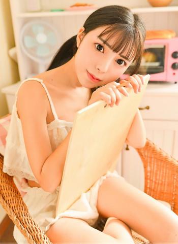 极品美女吊带短裤白丝袜诱惑写真第0张