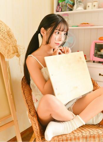 极品美女吊带短裤白丝袜诱惑写真第2张