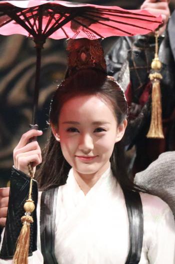 高清中国内地山东济南女演员李一桐Q清纯小公主白裙明星美女写真图片第2张