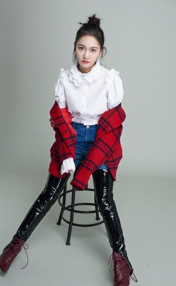 内地重庆渝中女演员孙骁骁甜美丸子头时尚写真高清图片第0张