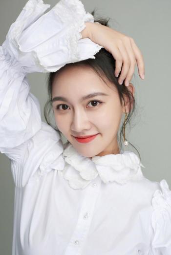 内地重庆渝中女演员孙骁骁甜美丸子头时尚写真高清图片第3张