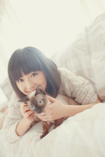 王思思纯色个性写真图片第3张