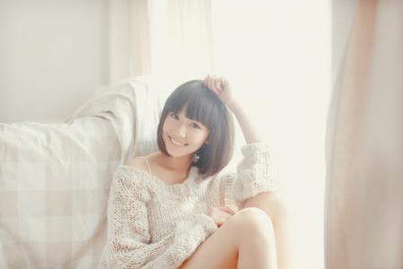 王思思纯色个性写真图片第5张