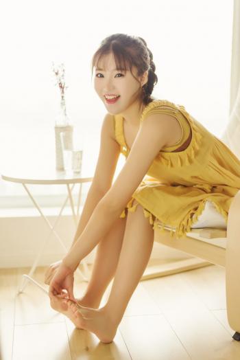 微笑女孩毛衣性感美女撩人写真第4张