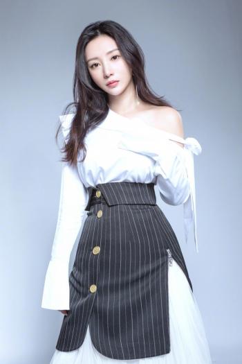 中国内地湖南衡阳女演员温婉盘发柳岩知性优雅气质写真第2张