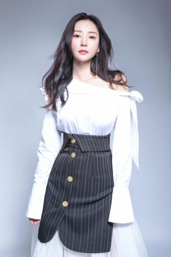 中国内地湖南衡阳女演员温婉盘发柳岩知性优雅气质写真第0张