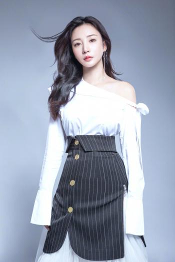 中国内地湖南衡阳女演员温婉盘发柳岩知性优雅气质写真第1张