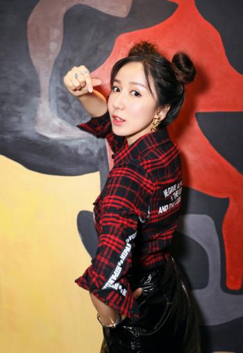 郭碧婷最新深夜时尚街拍写真图片第5张