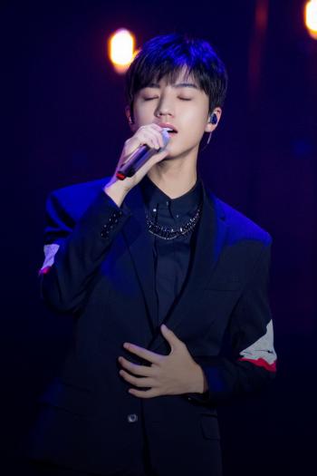 高清中国内地男歌手演员王俊凯微博之夜魅力写真图片第3张