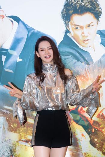 戚薇小露香肩时尚潮流街拍写真图片  戚薇图片第4张