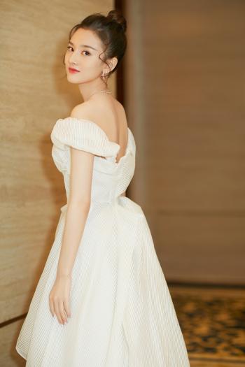中国北京当代95后女演员宋祖儿民族风高清桌面壁纸第0张