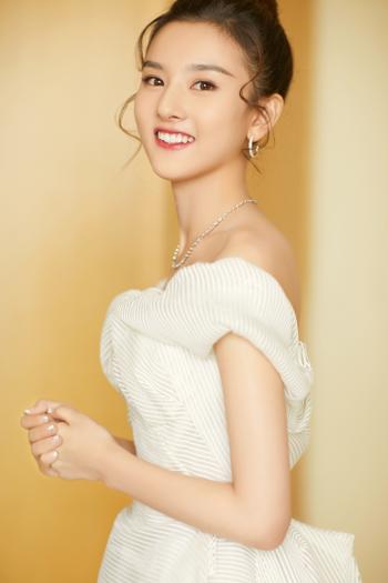 中国北京当代95后女演员宋祖儿民族风高清桌面壁纸第2张
