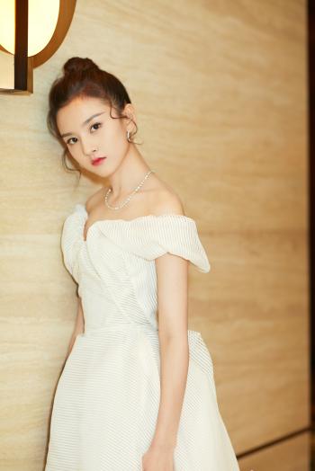 中国北京当代95后女演员宋祖儿民族风高清桌面壁纸第3张