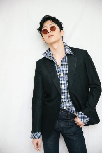 井柏然随性时尚帅气写真图片第1张