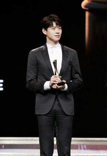 魏大勋复古长发大片写真图片第3张